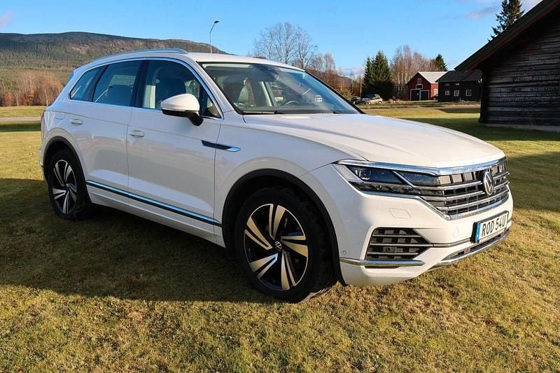 Vit Begagnad 2022 VW Touareg SUV | 448 900 kr (Superpris) - Bild 1/4