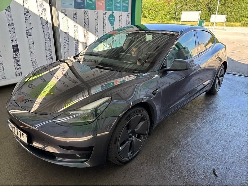 Grå Begagnad 2022 Tesla Model 3 RWD Sedan | 319 900 kr - Bild 1/4