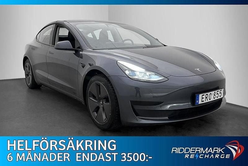 Grå Begagnad 2021 Tesla Model 3 Standard Range Plus Sedan | 279 800 kr (Marknadspris) - Bild 1/4