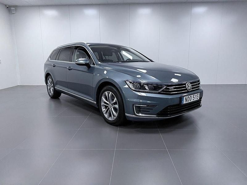 Blå Begagnad 2017 VW Passat GTE Kombi | 149 800 kr (Bra pris) - Bild 1/4
