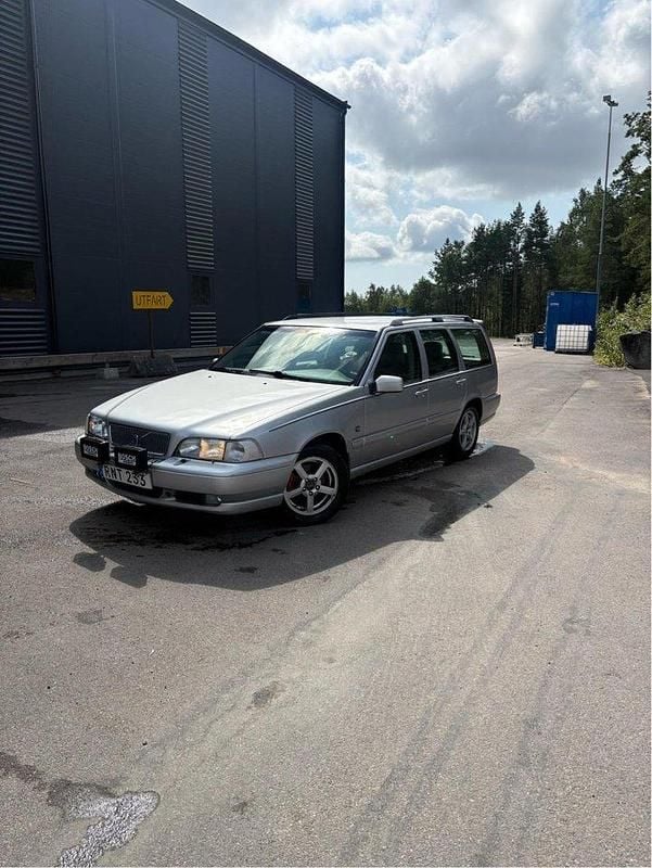 Grå Begagnad 2000 Volvo V70 Standard Kombi | 13 500 kr (Marknadspris) - Bild 1/2