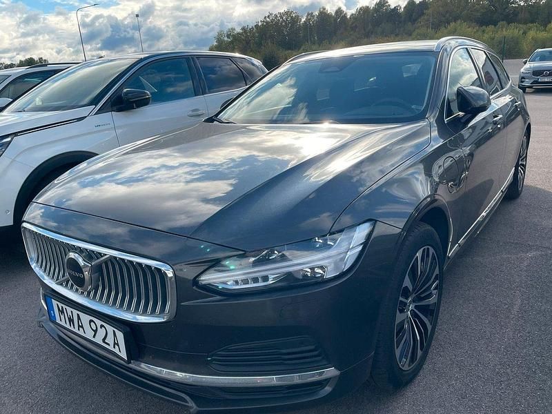 Grå (platinumgrå metallic) Begagnad 2023 Volvo V90 Core Kombi | 345 000 kr (Marknadspris) - Bild 1/2