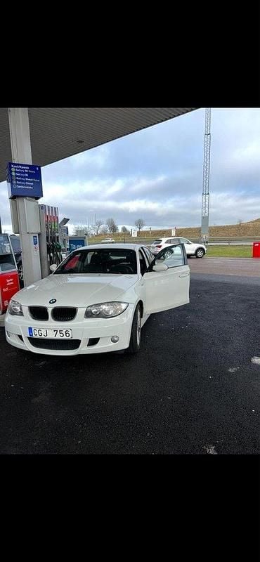 Vit Begagnad 2009 BMW 118 M Sport Halvkombi | 60 000 kr (Marknadspris) - Bild 1/4