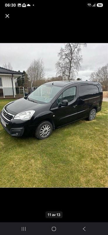 Svart Begagnad 2016 Peugeot Partner Minibuss | 59 000 kr (Marknadspris) - Bild 1/4