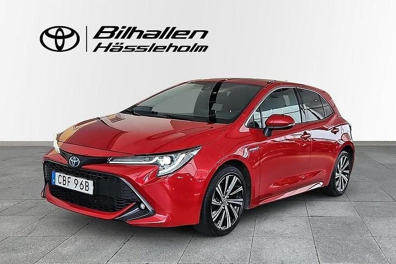 Röd Begagnad 2021 Toyota Corolla Hybrid Style Halvkombi | 229 900 kr (Marknadspris) - Bild 1/4