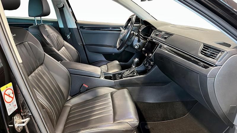 Begagnad Skoda Superb LAURIN & KLEMENT 156 HK (114 kW) 2020 Svart Kombi