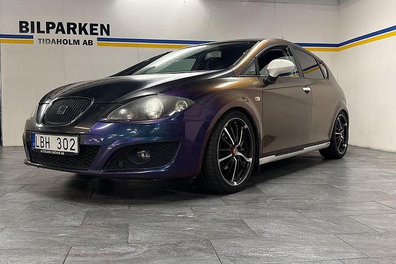 Flerfärgad Begagnad 2010 Seat Leon Style Halvkombi | 49 500 kr (Marknadspris) - Bild 1/4