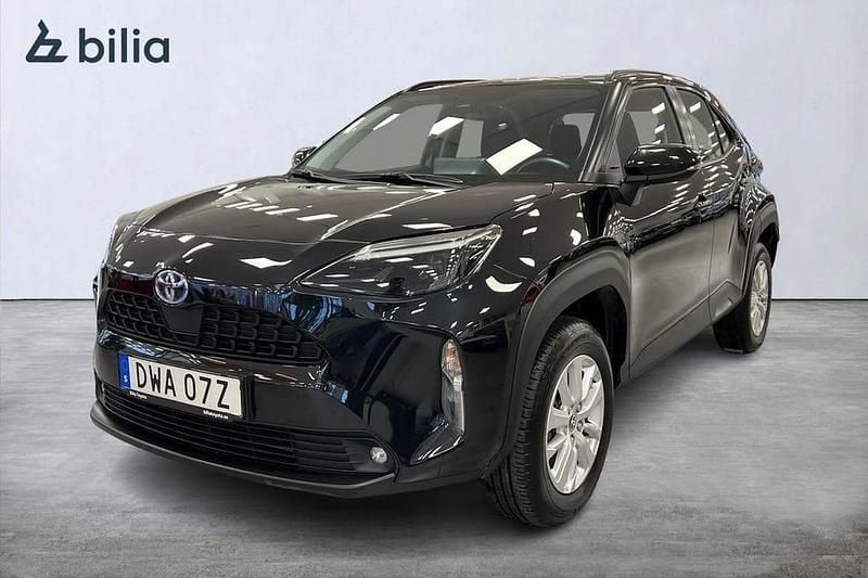 Svart Begagnad 2022 Toyota Yaris Hybrid Active | 259 900 kr (Marknadspris) - Bild 1/3