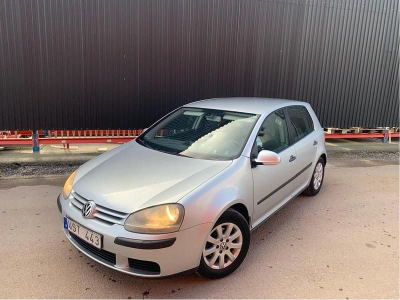 Silver Begagnad 2004 VW Golf IV Comfortline Halvkombi | 20 000 kr (Marknadspris) - Bild 1/4