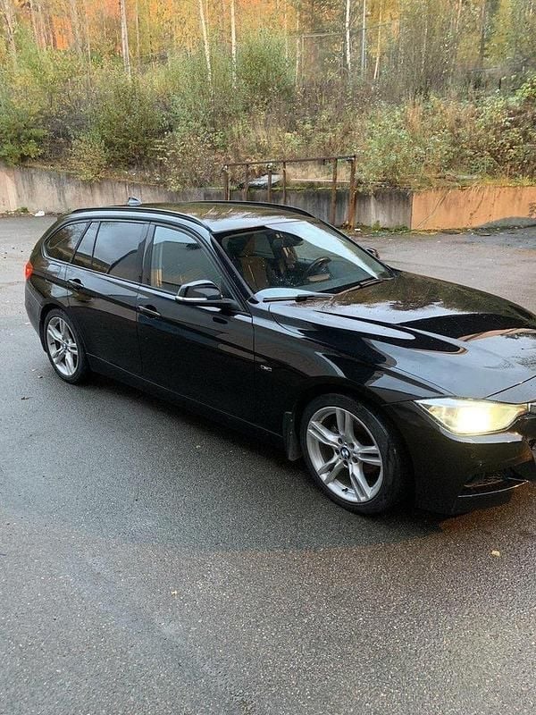 Svart Begagnad 2013 BMW 318 Sport Line Kombi | 110 000 kr (Dyr) - Bild 1/2