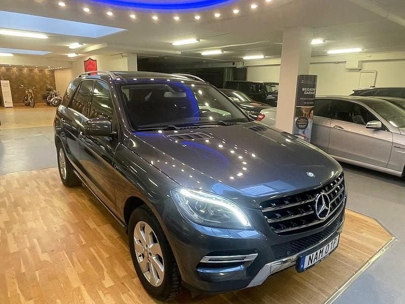 Mörkgrå Begagnad 2015 Mercedes ML250 SUV | 219 000 kr - Bild 1/4