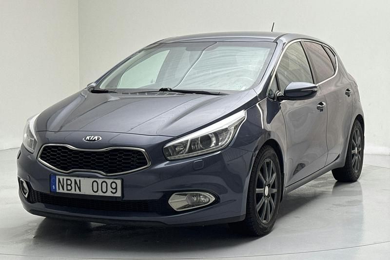 Begagnad Kia Ceed Comfort 128 HK (94 kW) 2013 Mörkblå Halvkombi