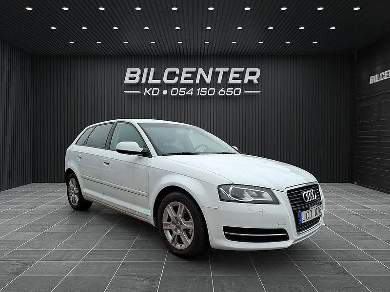 Vit Begagnad 2010 Audi A3 Sportback Attraction Halvkombi | 59 900 kr (Marknadspris) - Bild 1/4