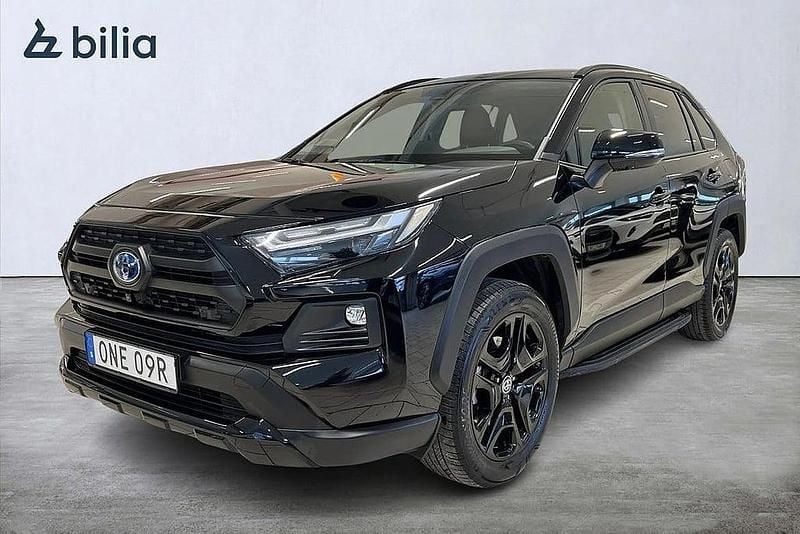 Svart Begagnad 2023 Toyota RAV4 Hybrid SUV | 439 900 kr (Marknadspris) - Bild 1/4