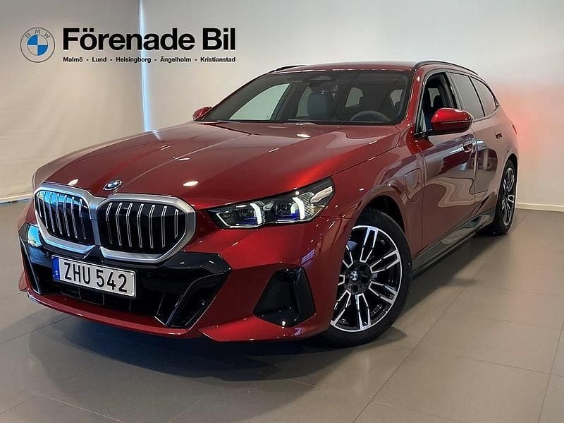 Röd Begagnad 2026 BMW 530e M Sport Kombi | 649 000 kr - Bild 1/4