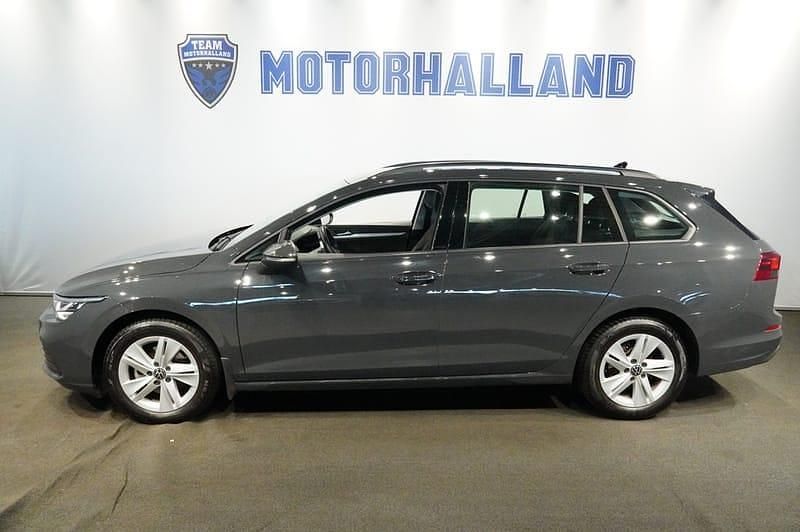 Grå Begagnad 2023 VW Golf VIII Kombi | 264 500 kr (Bra pris) - Bild 1/4