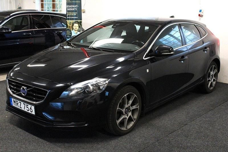 Svart Begagnad 2015 Volvo V40 Ocean Race Kombi | 134 900 kr (Marknadspris) - Bild 1/4