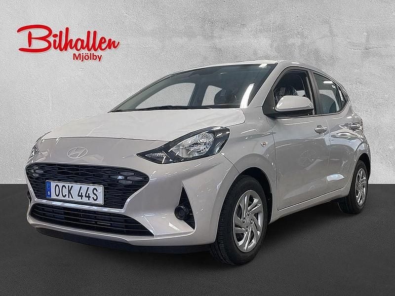 Grå Ny 2025 Hyundai i10 Essential Halvkombi | 174 000 kr (Marknadspris) - Bild 1/4