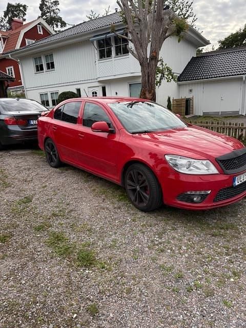 Röd Begagnad 2010 Skoda Octavia RS Halvkombi | 43 500 kr (Bra pris) - Bild 1/1