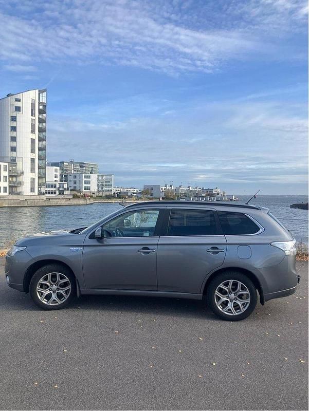Begagnad 2014 Mitsubishi Outlander P-HEV SUV | 149 000 kr (Marknadspris) - Bild 1/4