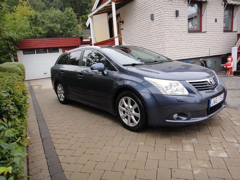 Mörkblå (blåmetalick) Begagnad 2009 Toyota Avensis Kombi | 78 500 kr (Marknadspris) - Bild 1/4