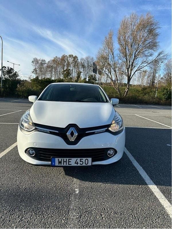 Vit Begagnad 2015 Renault Clio IV Halvkombi | 64 490 kr (Marknadspris) - Bild 1/4