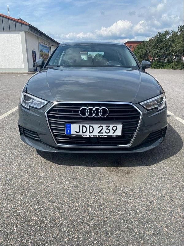 Grå Begagnad 2017 Audi A3 Sportback Comfort Halvkombi | 190 000 kr (Marknadspris) - Bild 1/4