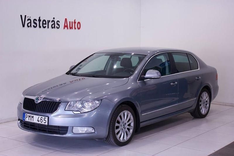 Silver Begagnad 2013 Skoda Superb Elegance Kombi | 89 900 kr (Marknadspris) - Bild 1/4