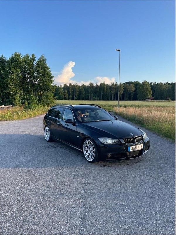 Svart Begagnad 2006 BMW 330 M Sport Kombi | 105 000 kr (Lite dyr) - Bild 1/4