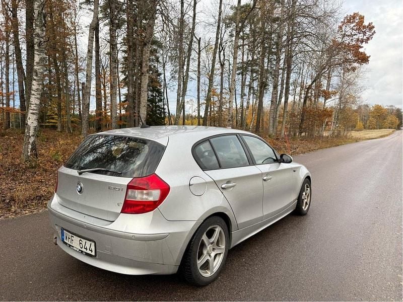 Grå Begagnad 2005 BMW 120 Advantage Halvkombi | 49 900 kr (Marknadspris) - Bild 1/4