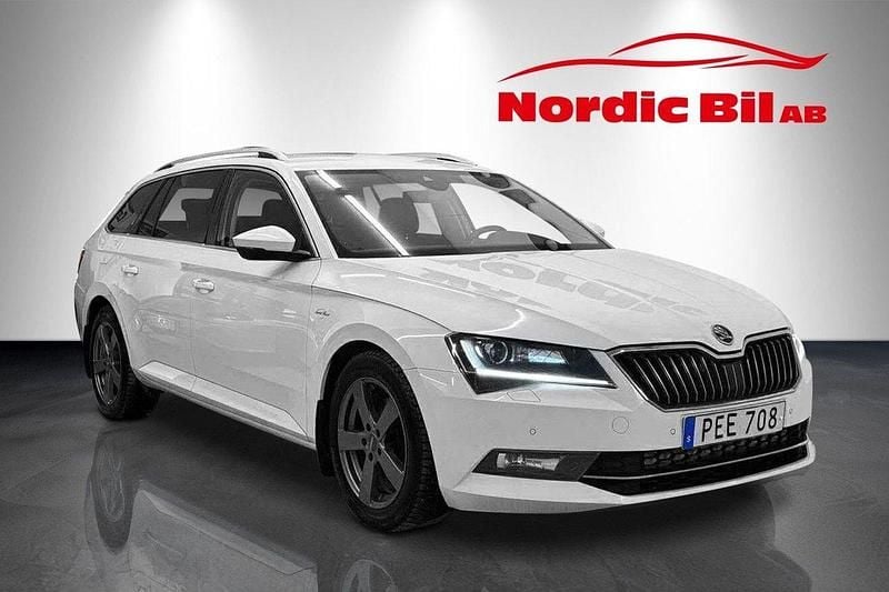 Vit Begagnad 2017 Skoda Superb LAURIN & KLEMENT Kombi | 179 900 kr (Bra pris) - Bild 1/4