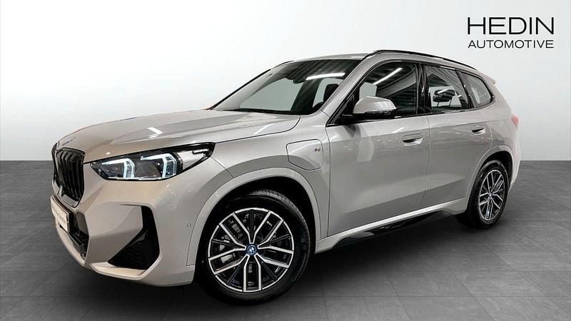 Grå (grey) Begagnad 2024 BMW X1 M Sport SUV | 548 700 kr (Dyr) - Bild 1/4