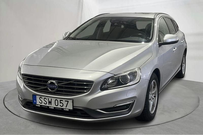 Silver Begagnad 2015 Volvo V60 Momentum Kombi | 139 900 kr (Bra pris) - Bild 1/4