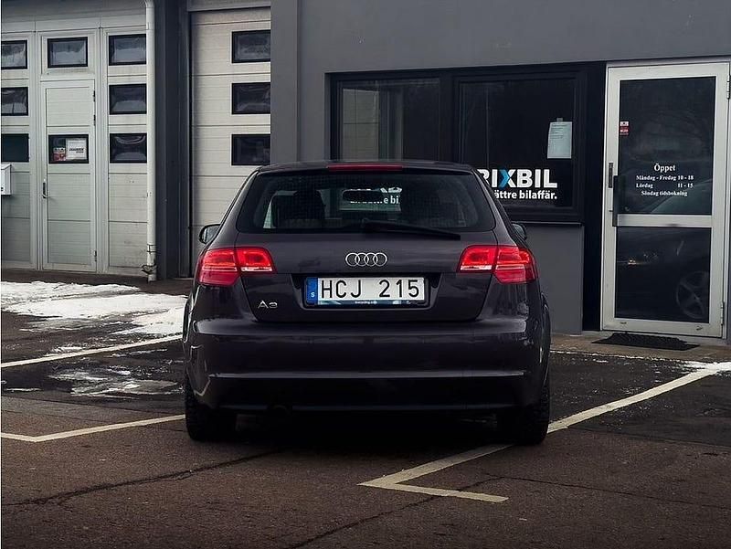 Begagnad Audi A3 Attraction 102 HK (75 kW) 2011 Grå Halvkombi