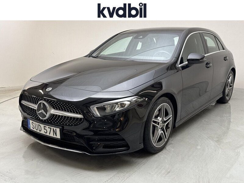 Svart (svart metallic) Begagnad 2022 Mercedes A180 AMG line Halvkombi | 309 800 kr (Lite dyr) - Bild 1/3
