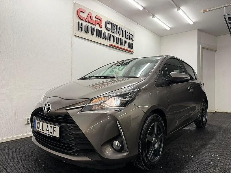 Grå Begagnad 2019 Toyota Yaris Multidrive S Halvkombi | 149 900 kr (Marknadspris) - Bild 1/4