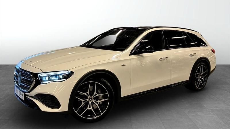 Vit (white) Begagnad 2024 Mercedes E300 Kombi | 989 000 kr - Bild 1/4