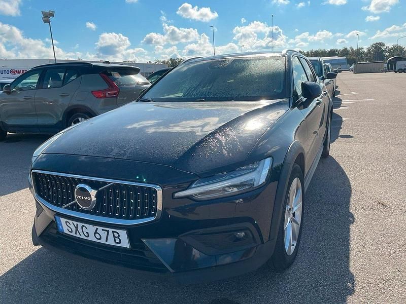 Svart Begagnad 2023 Volvo V60 CC Core Kombi | 349 000 kr (Marknadspris) - Bild 1/2