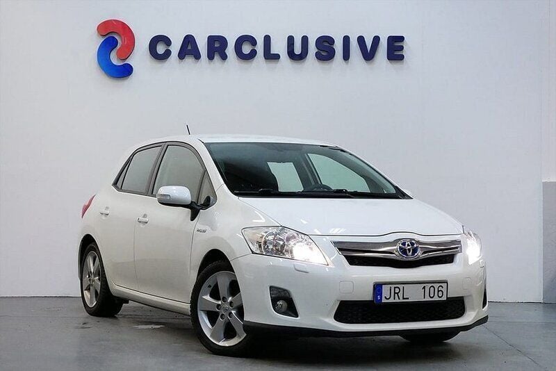 Vit Begagnad 2010 Toyota Auris Hybrid Comfort Halvkombi | 99 900 kr (Marknadspris) - Bild 1/3