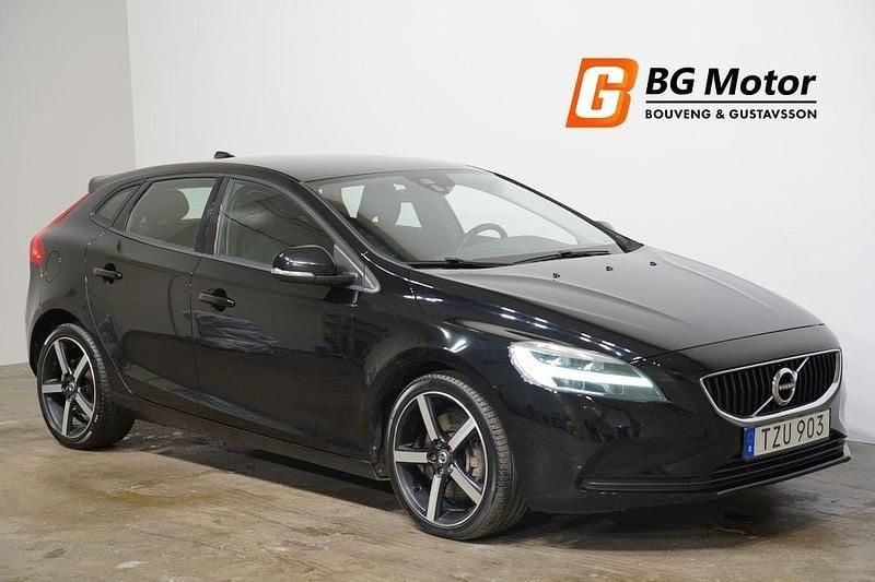 Svart Begagnad 2016 Volvo V40 Momentum Kombi | 134 700 kr (Marknadspris) - Bild 1/4