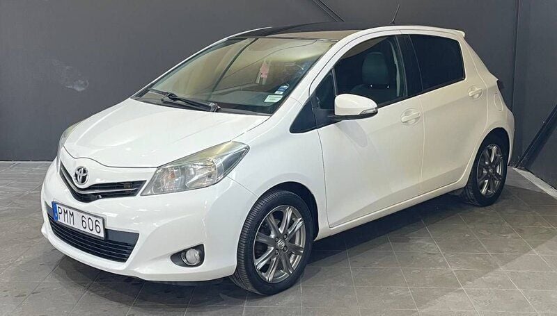 Vit Begagnad 2012 Toyota Yaris Multidrive S Halvkombi | 99 900 kr (Lite dyr) - Bild 1/4