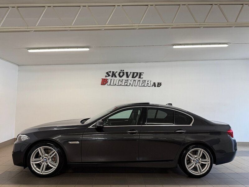 Grå Begagnad 2013 BMW 535 Exclusive Sedan | 319 500 kr - Bild 1/4