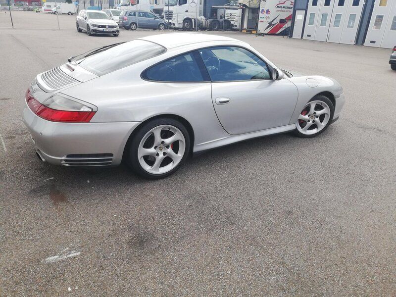 Silver Begagnad 2002 Porsche 911 Carrera 4S Sportkupé | 470 000 kr (Marknadspris) - Bild 1/4