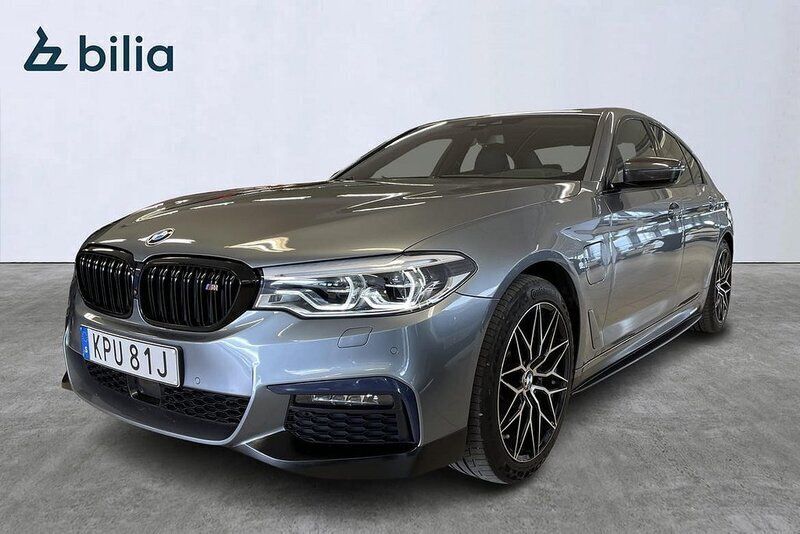 Blå Begagnad 2020 BMW 530e iPerformance Sedan | 389 900 kr (Marknadspris) - Bild 1/4