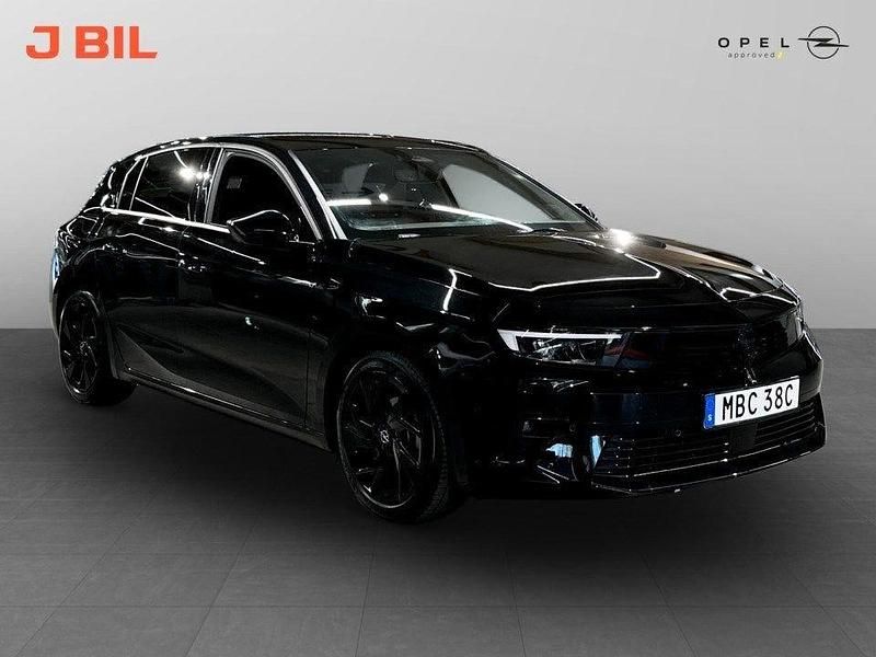 Svart Begagnad 2024 Opel Astra Halvkombi | 234 900 kr (Bra pris) - Bild 1/4