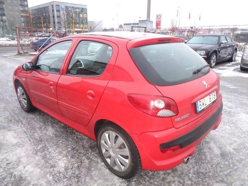 Begagnad Peugeot 206+ 75 HK (55 kW) 2010 Röd Halvkombi