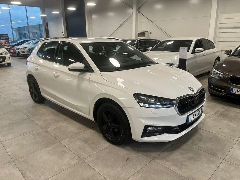 Vit Begagnad 2022 Skoda Fabia Halvkombi | 139 900 kr (Bra pris) - Bild 1/4