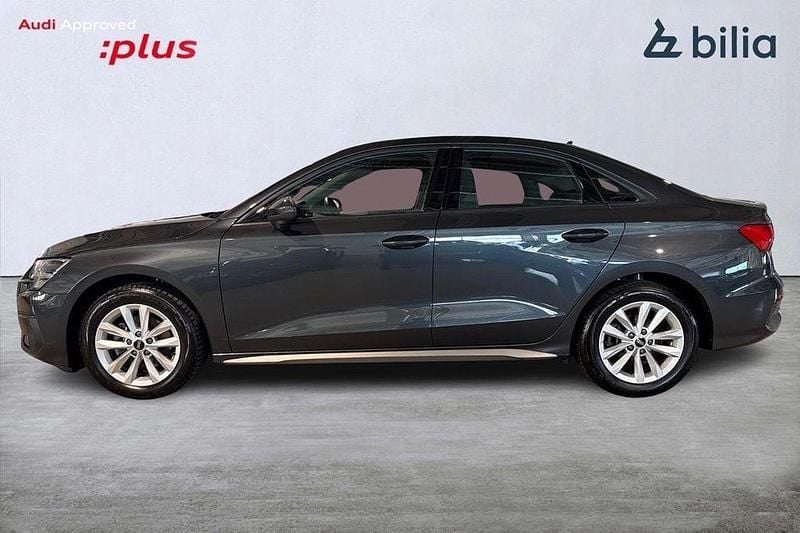 Mörkgrå Begagnad 2022 Audi A3 Proline Sedan | 269 900 kr (Marknadspris) - Bild 1/3