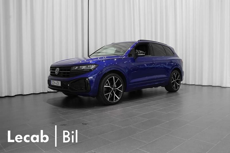 Blå (lapiz blue metallic) Begagnad 2025 VW Touareg R-line SUV | 799 500 kr (Marknadspris) - Bild 1/4