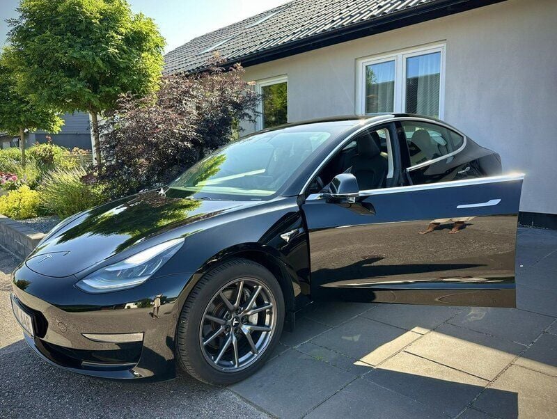 Svart Begagnad 2019 Tesla Model 3 Standard Range Plus Sedan | 209 000 kr (Bra pris) - Bild 1/4